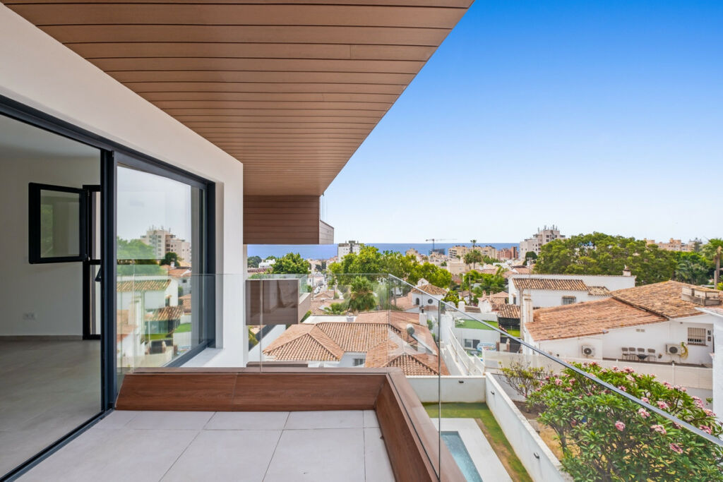Middle Floor Apartment Montemar Málaga - image 13