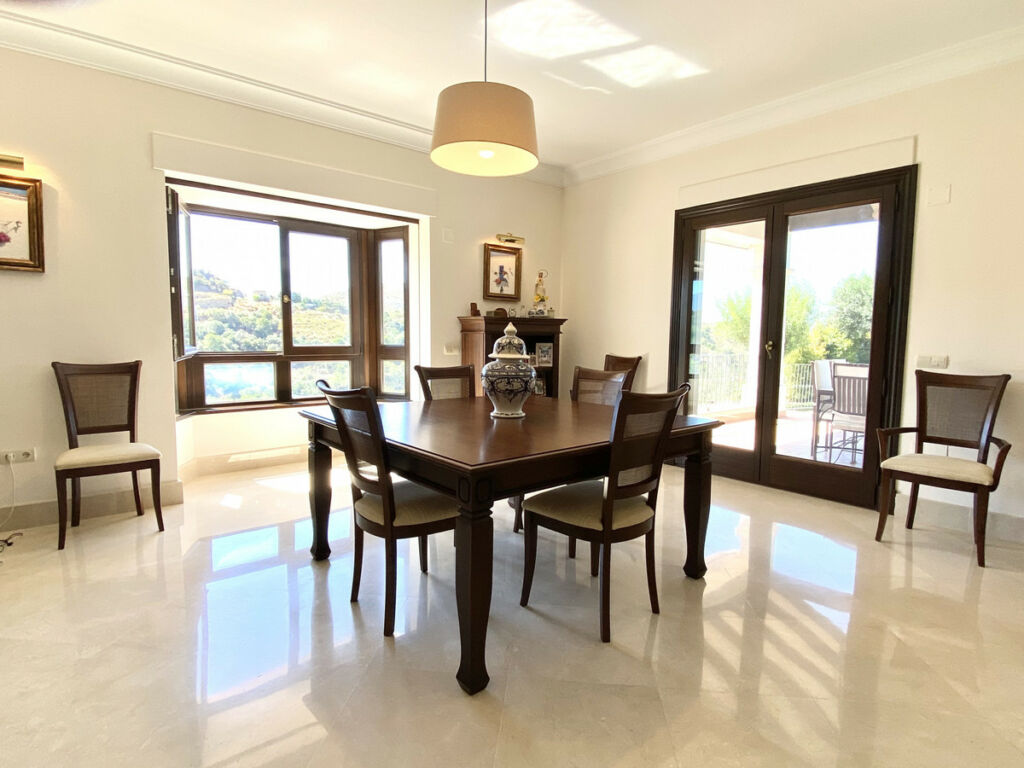 Detached Villa Benahavís Málaga - image 8