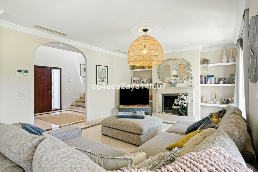 Detached Villa Estepona Málaga - image 13