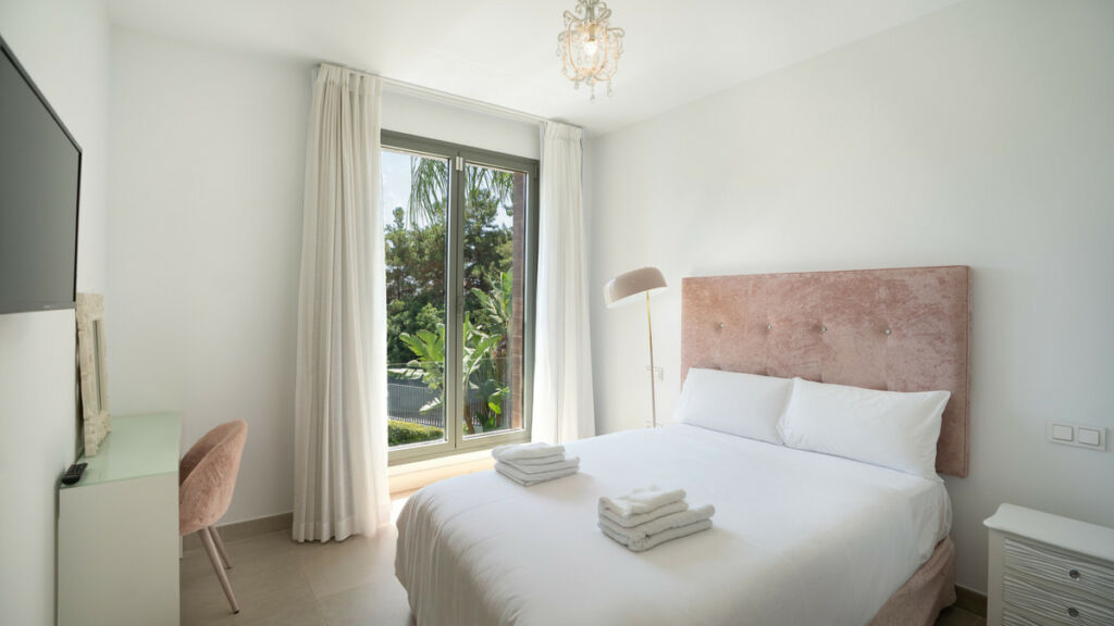 Detached Villa Estepona Málaga - image 13
