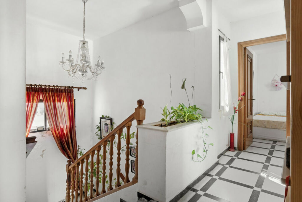 Detached Villa Estepona Málaga - image 13