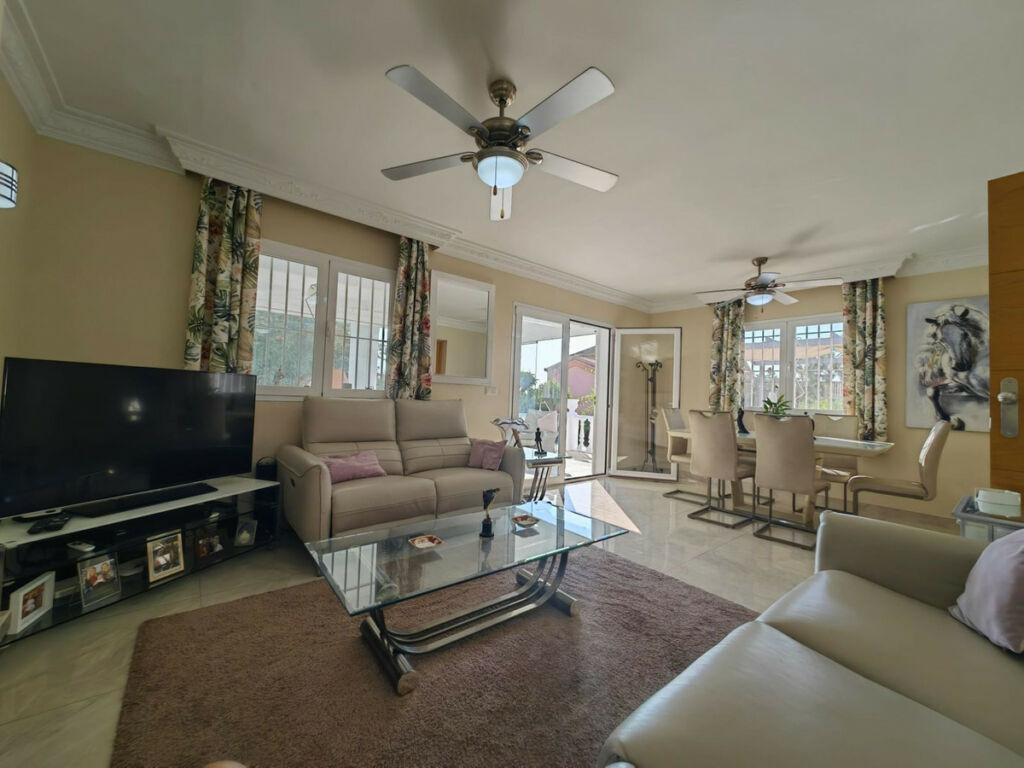 Detached Villa Estepona Málaga - image 13