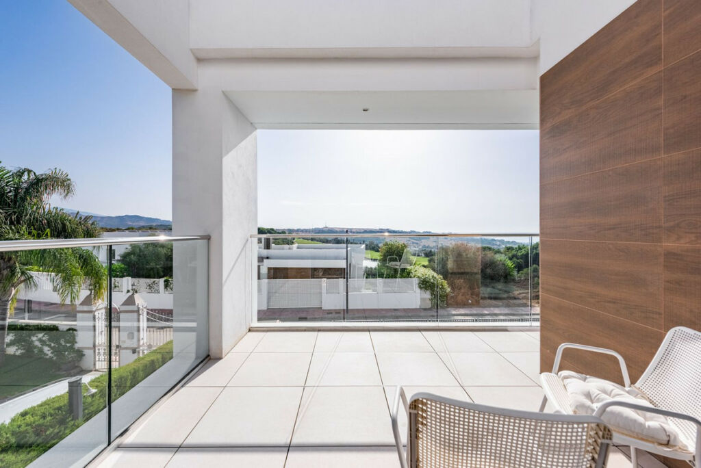 Detached Villa Estepona Málaga - image 13