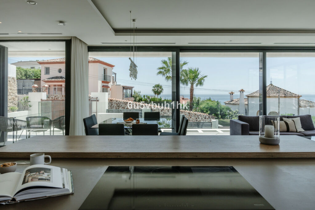 Detached Villa Estepona Málaga - image 13