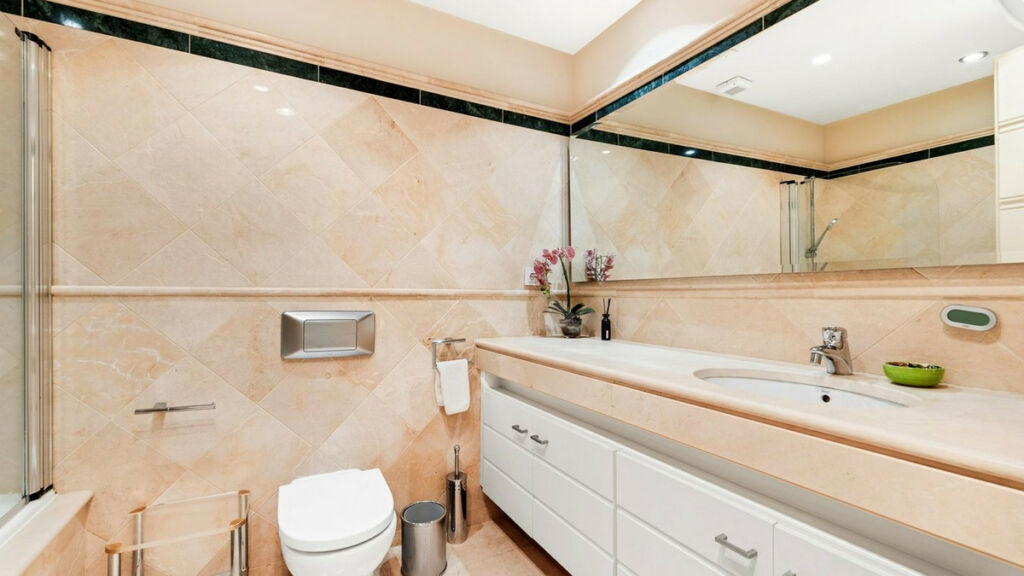 Middle Floor Apartment The Golden Mile Málaga - image 13