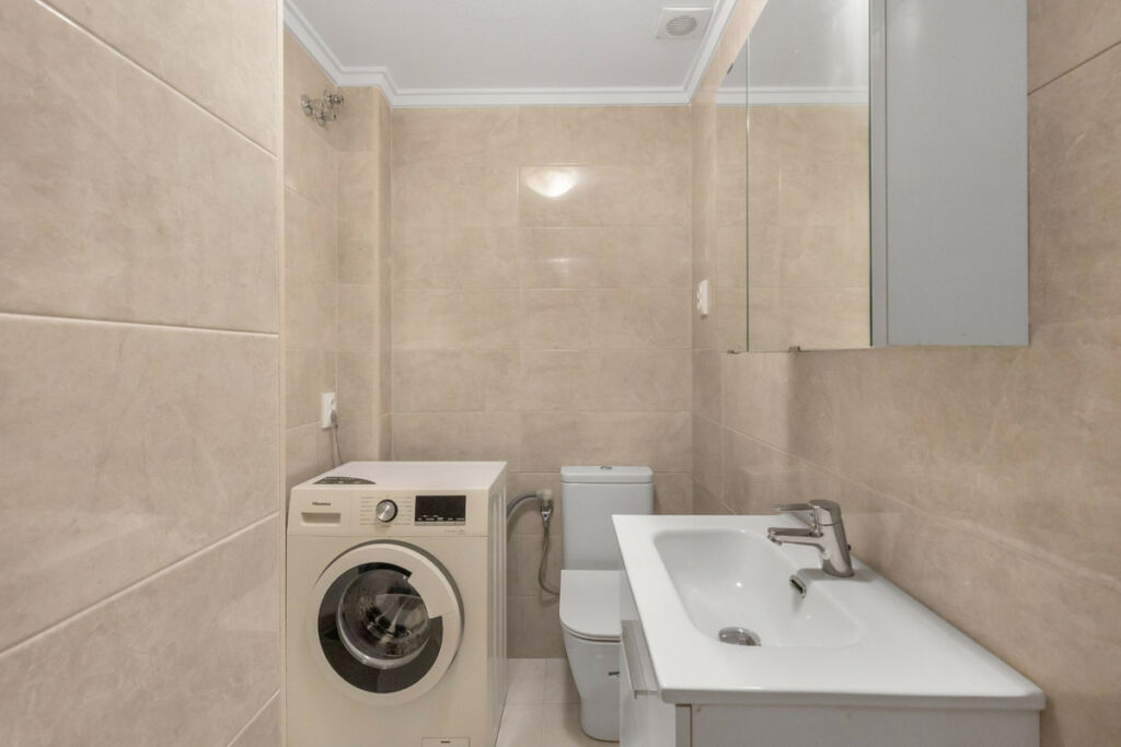 Middle Floor Apartment Torrevieja Alicante - image 13