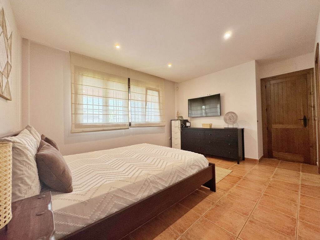 Detached Villa Sierrezuela Málaga - image 13