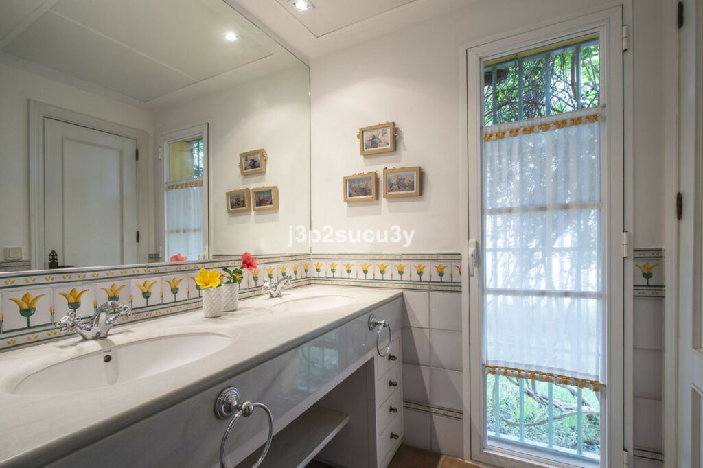 Detached Villa Benamara Málaga - image 13