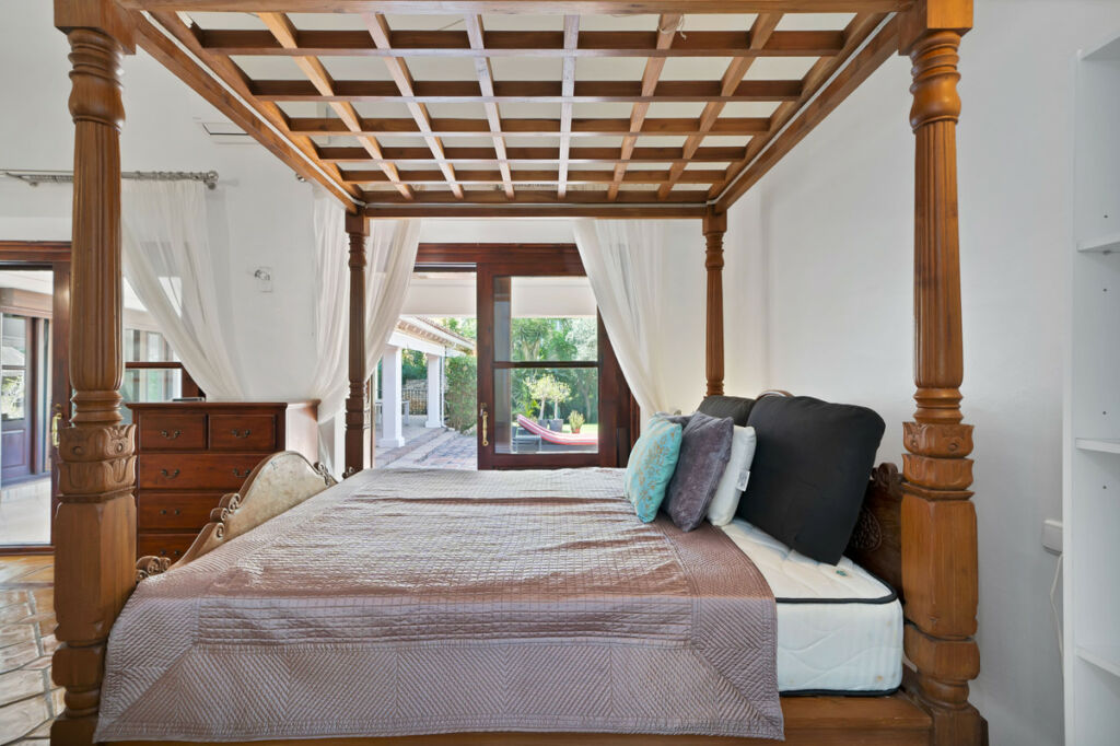 Detached Villa Estepona Málaga - image 13