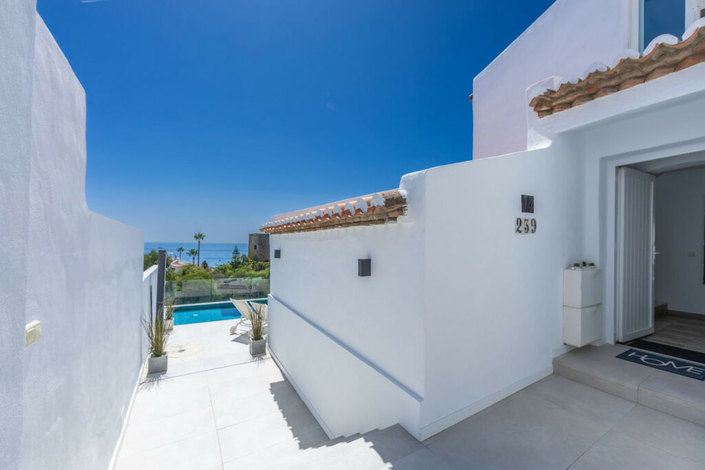 Detached Villa Estepona Málaga - image 13