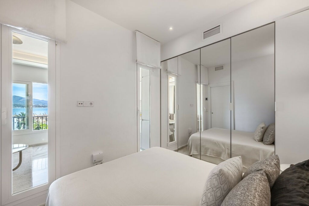 Top Floor Apartment Puerto Banús Málaga - image 14