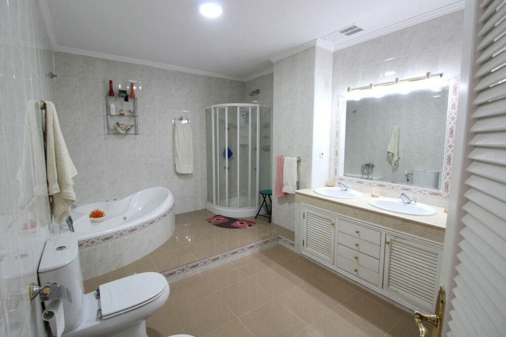 Detached Villa Nueva Andalucía Málaga - image 18