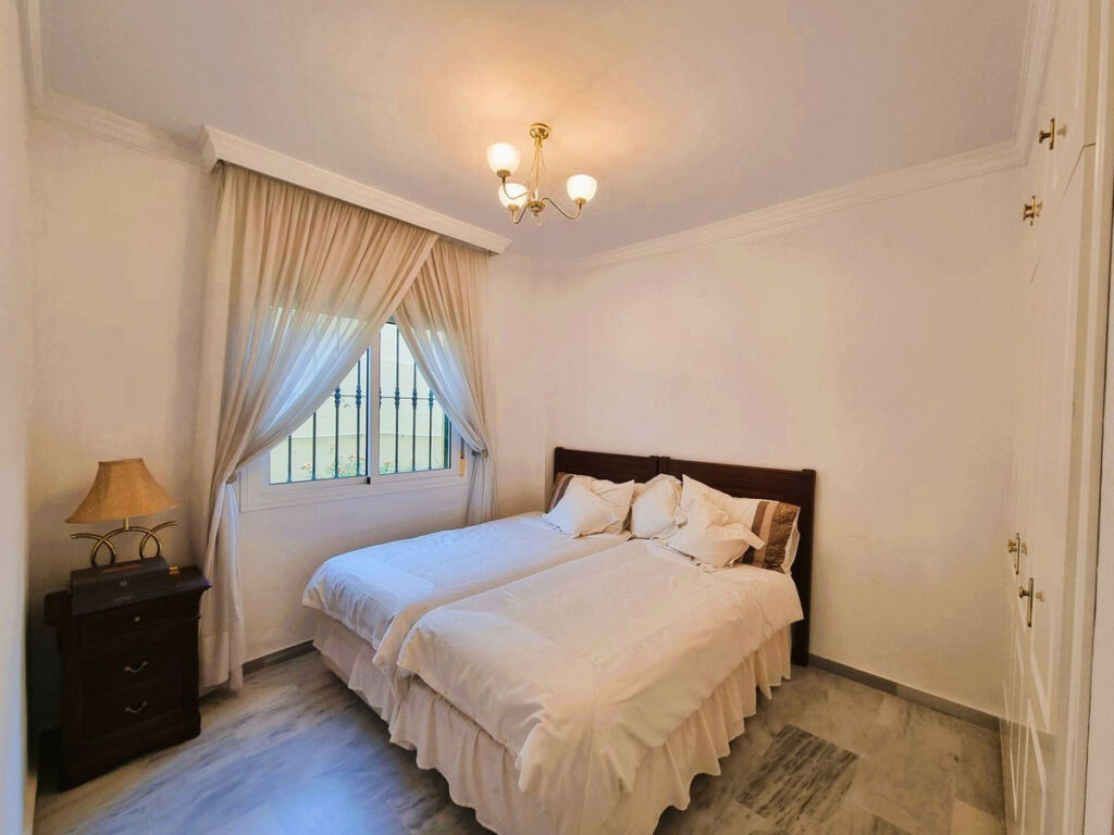 Middle Floor Apartment Calahonda Málaga - image 19