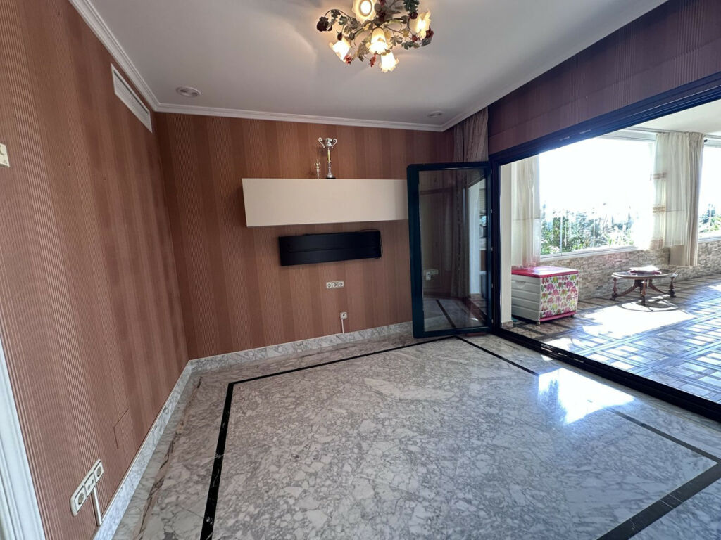 Middle Floor Apartment The Golden Mile Málaga - image 14