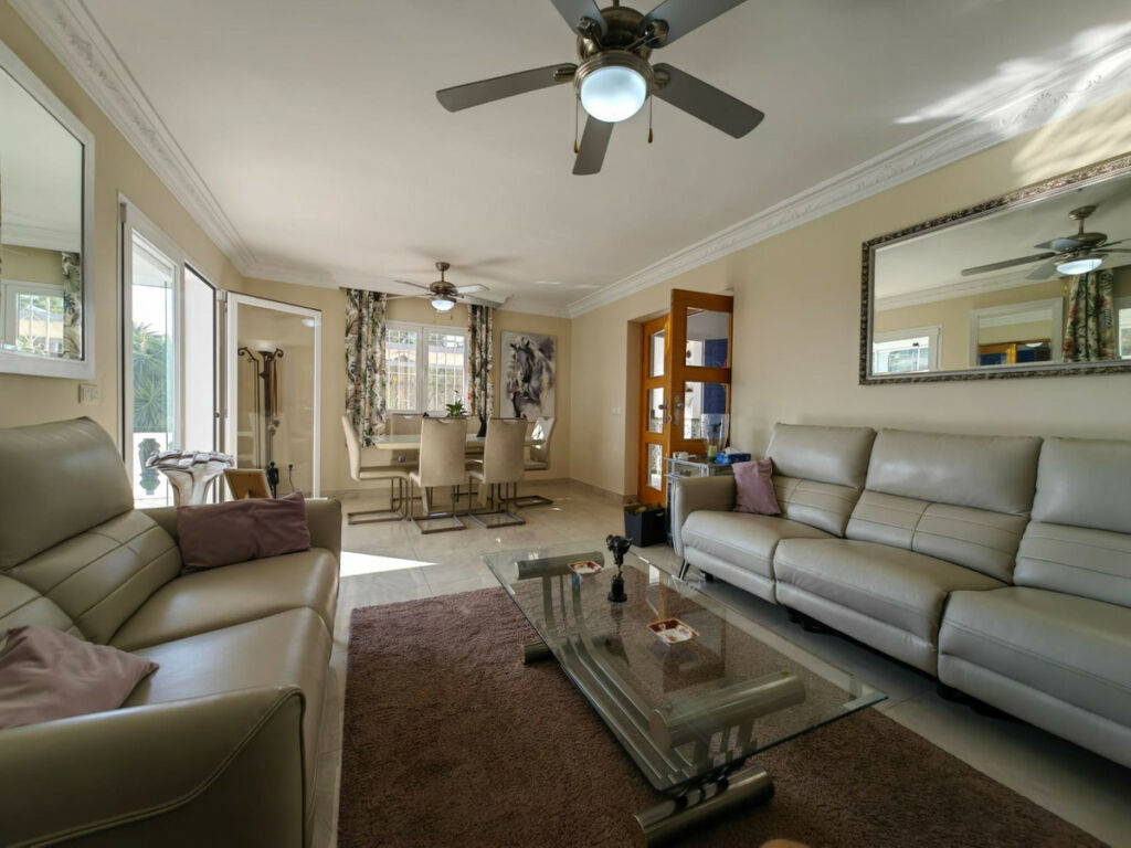 Detached Villa Estepona Málaga - image 14