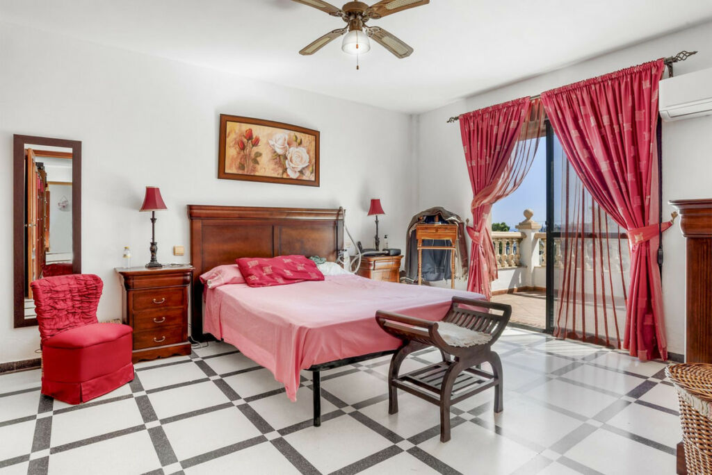 Detached Villa Estepona Málaga - image 14