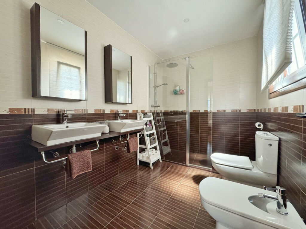 Detached Villa Sierrezuela Málaga - image 14