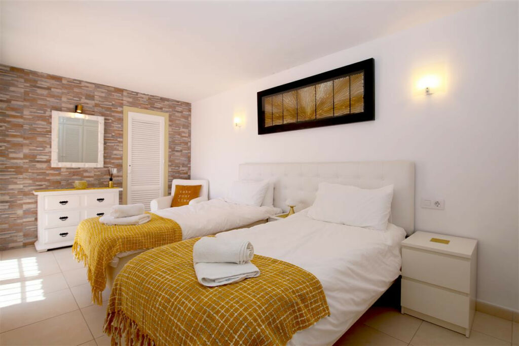 Detached Villa Estepona Málaga - image 14