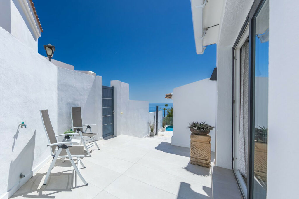 Detached Villa Estepona Málaga - image 14