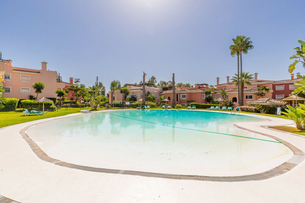 Middle Floor Apartment Estepona Málaga - image 14