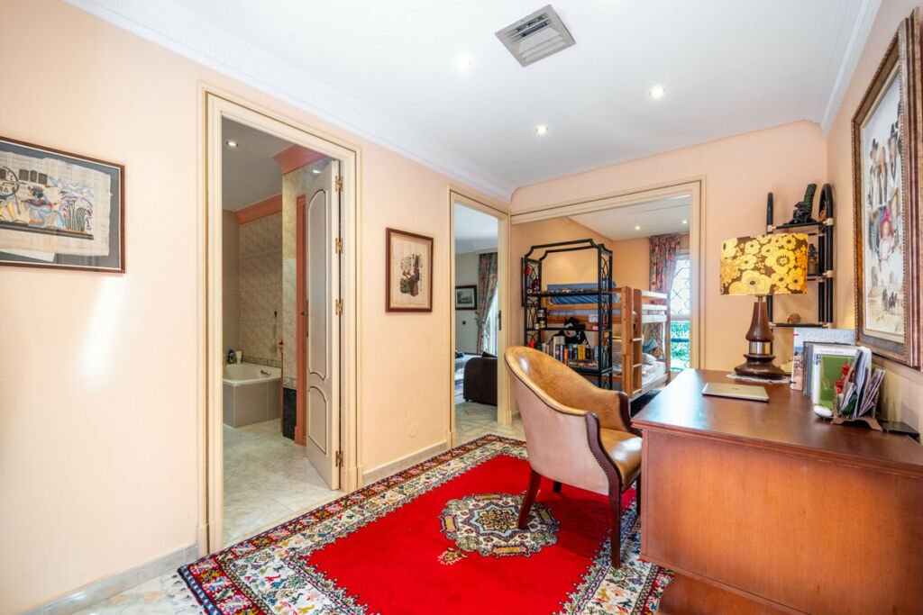 Detached Villa Estepona Málaga - image 14