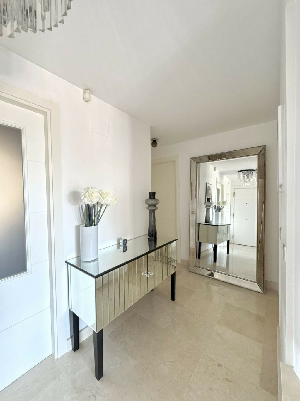 Ground Floor Apartment Benahavís Málaga - image 2