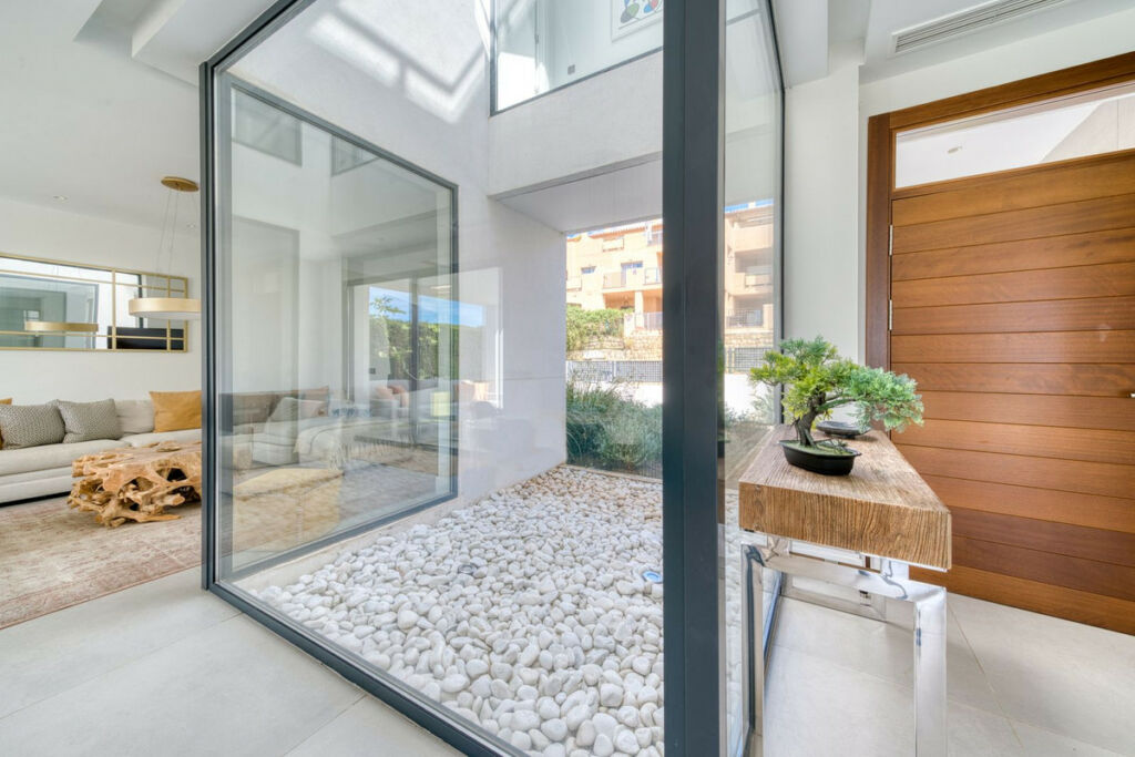 Detached Villa Estepona Málaga - image 15