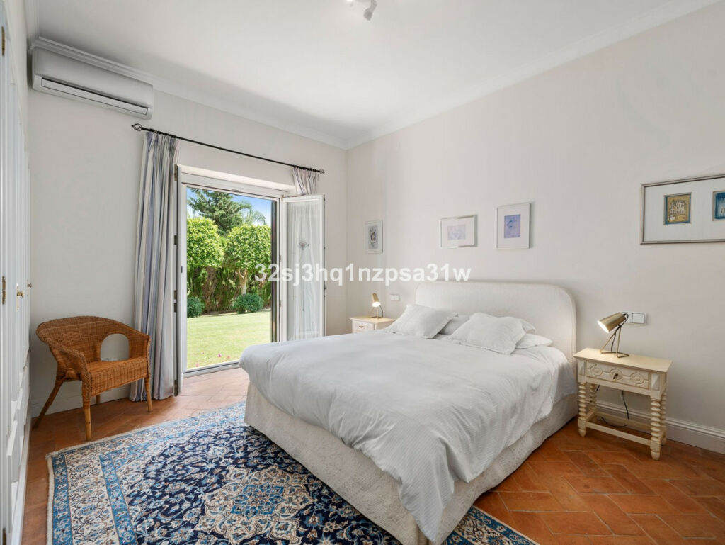 Detached Villa Sotogrande Cádiz - image 15