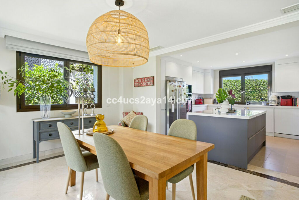 Detached Villa Estepona Málaga - image 15