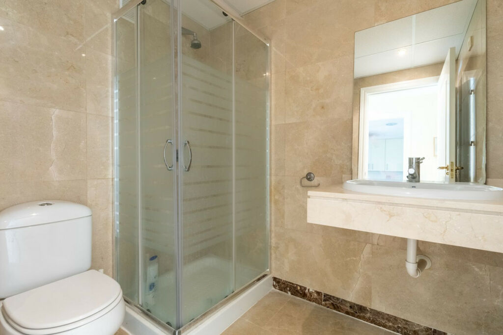 Middle Floor Apartment La Duquesa Málaga - image 15