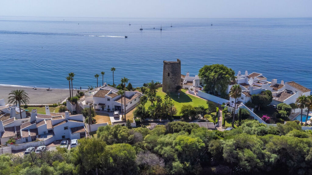 Detached Villa Estepona Málaga - image 15