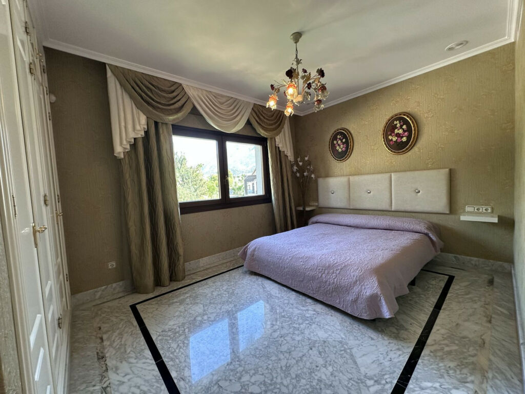 Middle Floor Apartment The Golden Mile Málaga - image 15
