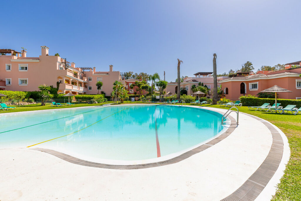 Middle Floor Apartment Estepona Málaga - image 15