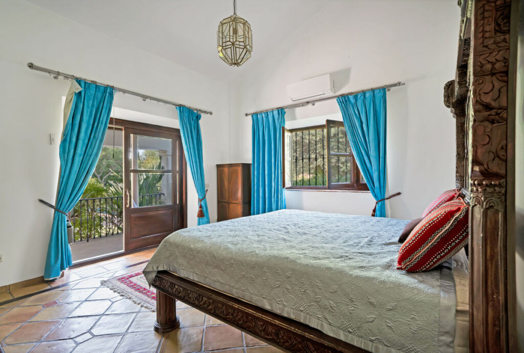 Detached Villa Estepona Málaga - image 15