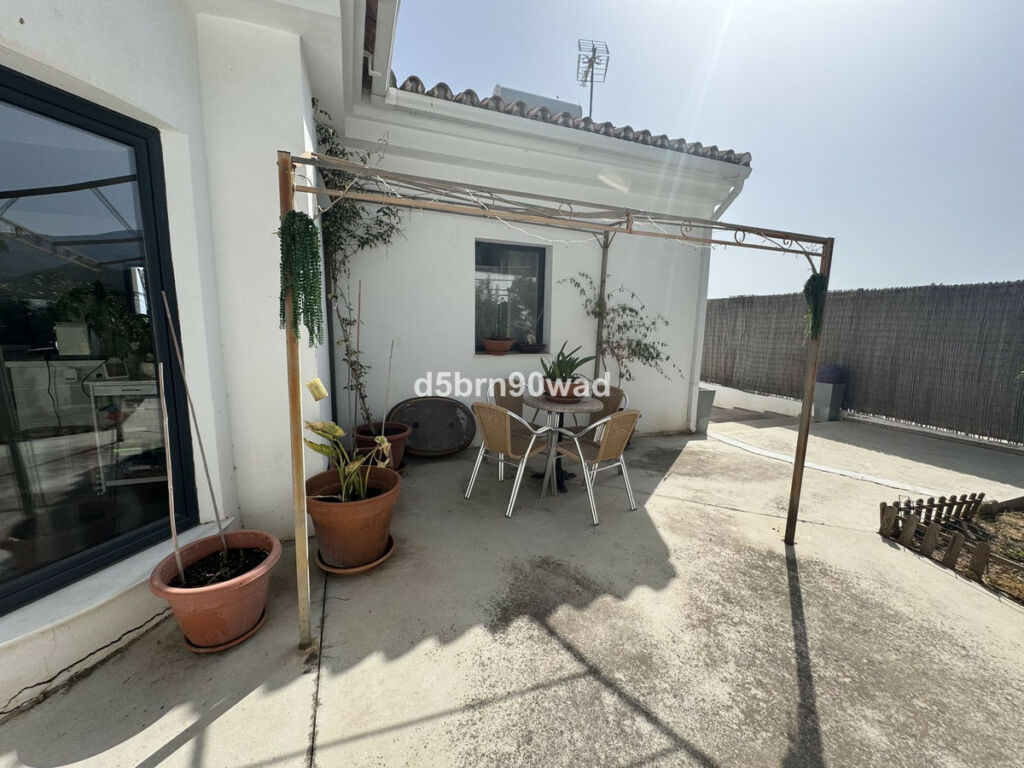 Detached Villa Estepona Málaga - image 12