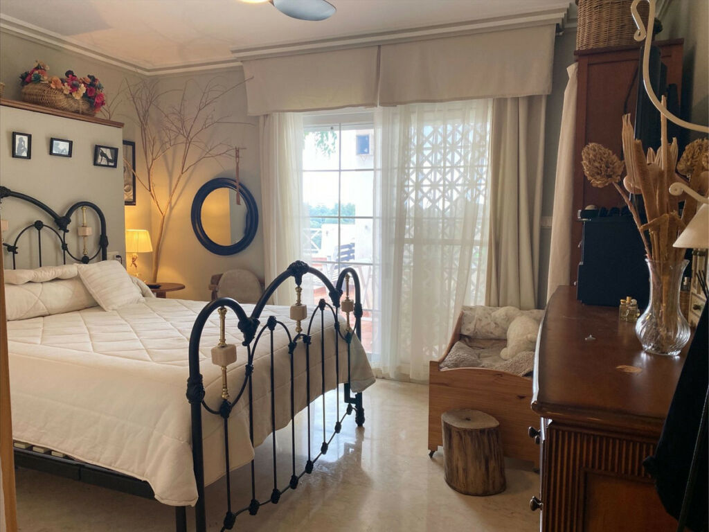 Middle Floor Apartment Río Real Málaga - image 15