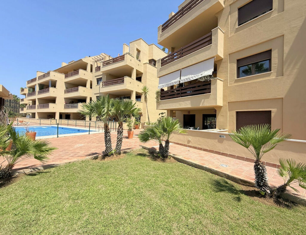 Middle Floor Apartment Sotogrande Puerto Cádiz - image 5
