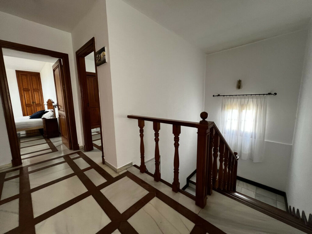 Detached Villa Estepona Málaga - image 15
