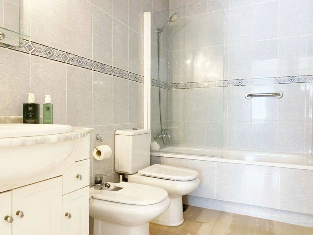 Middle Floor Apartment Carvajal Málaga - image 15