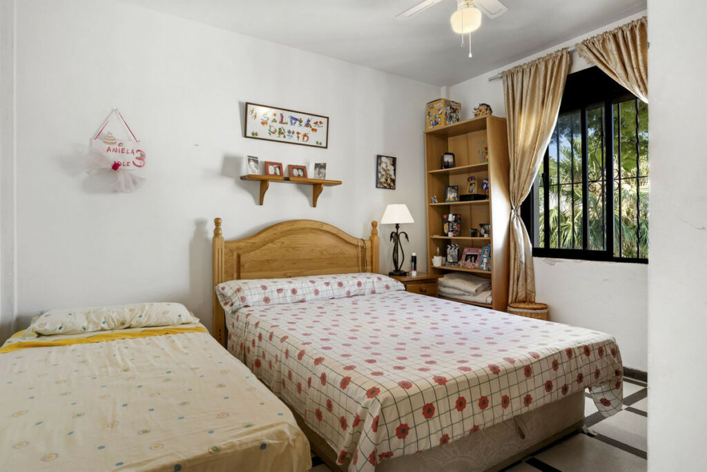 Detached Villa Estepona Málaga - image 15