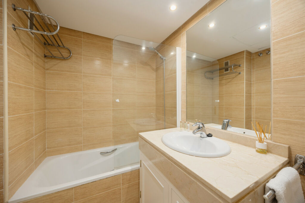 Middle Floor Apartment Nueva Andalucía Málaga - image 14