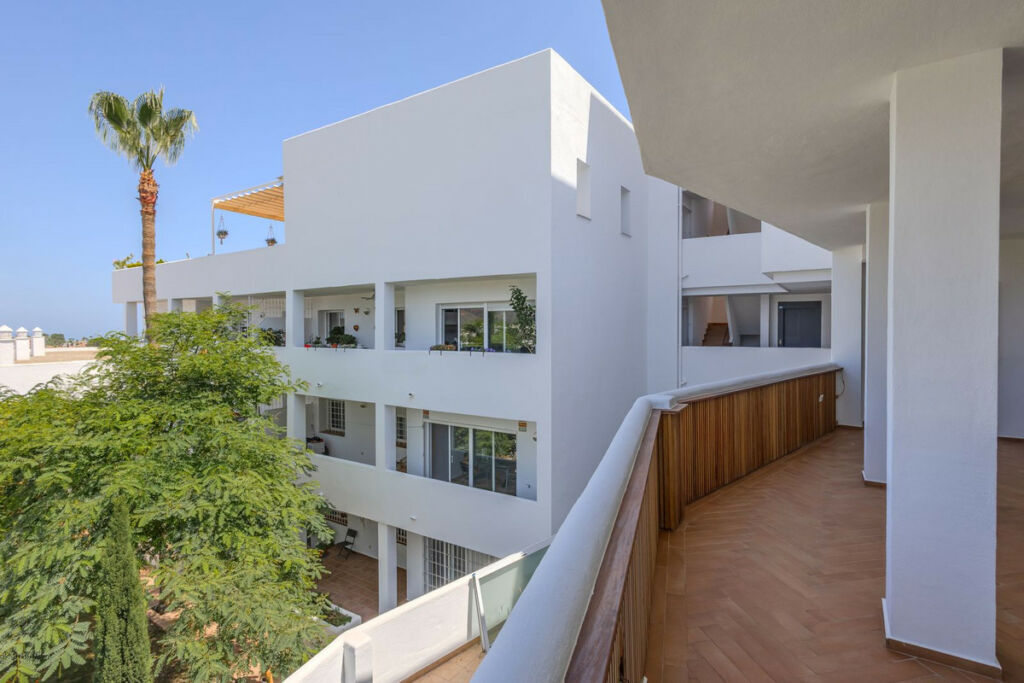 Middle Floor Apartment Nueva Andalucía Málaga - image 16