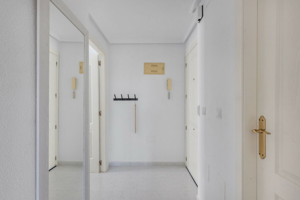 Middle Floor Apartment Torrevieja Alicante - image 16