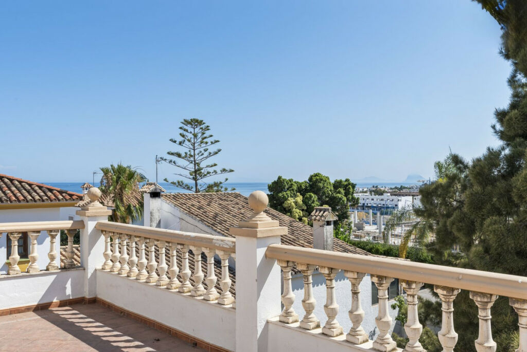 Detached Villa Estepona Málaga - image 16