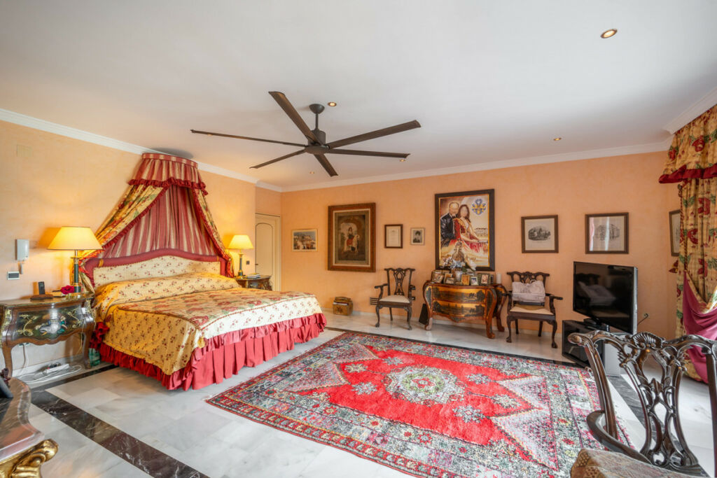 Detached Villa Estepona Málaga - image 16