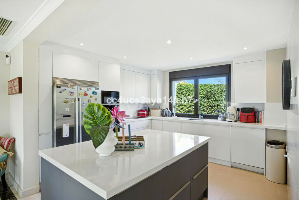 Detached Villa Estepona Málaga - image 16