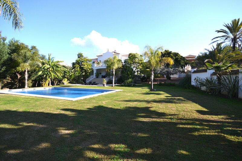 Detached Villa Nueva Andalucía Málaga - image 16