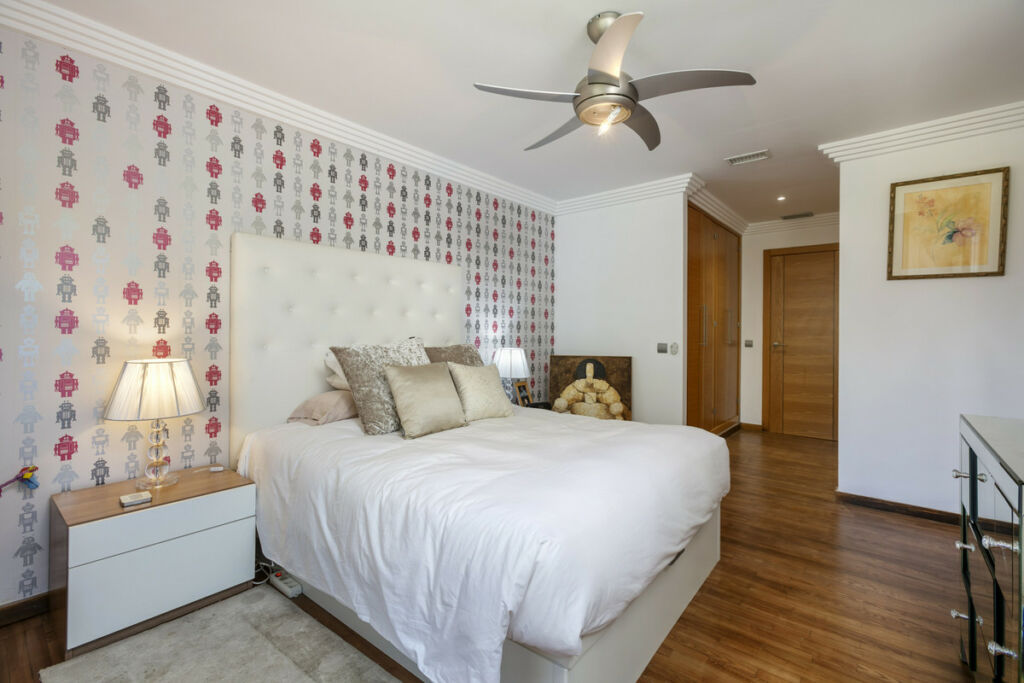 Middle Floor Apartment The Golden Mile Málaga - image 16