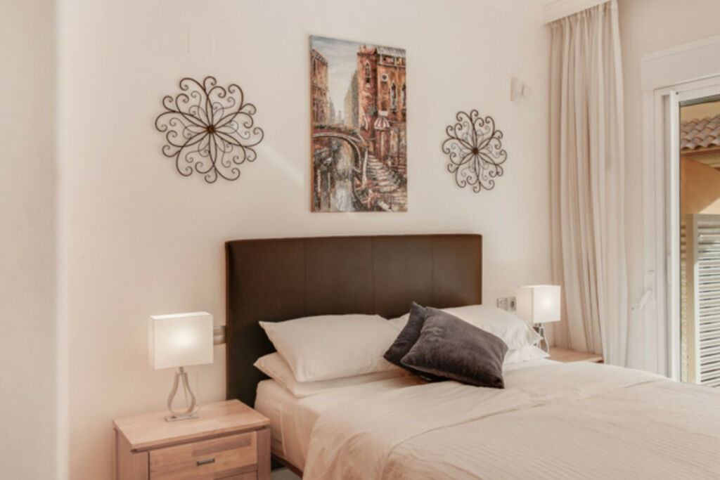 Ground Floor Apartment Aloha Málaga - image 16