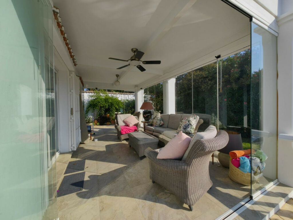 Detached Villa Estepona Málaga - image 16